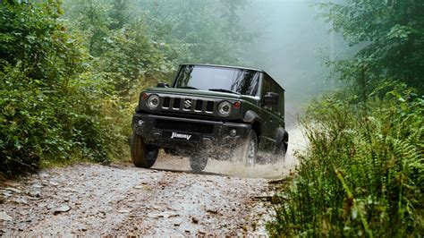 Fotografía del Suzuki Jimny PRO en un sendero forestal