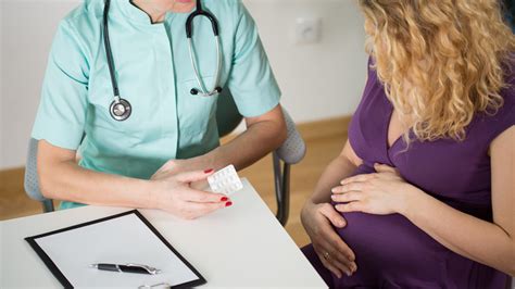 Fotografía de una matrona asistiendo en un centro de salud