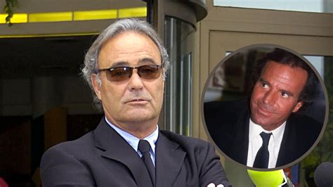 Imagen de archivo de Julio Iglesias y su hermano Carlos en los años 80.