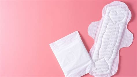 Esquema comparativo entre las capas de una compresa de algodón (transpirable) y una de celulosa (absorbente convencional)