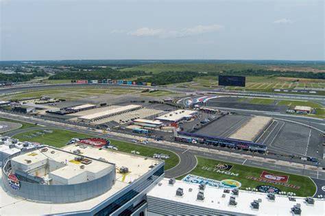 Vista aérea del Homestead-Miami Speedway con coches de carreras