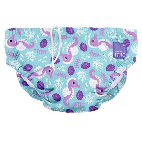 Un bebé usando un bañador pañal de tela de colores vivos.