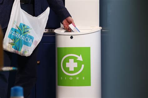 Símbolo de reciclaje de medicamentos en farmacia (Punto SIGRE)