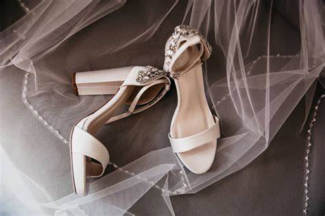 Zapatos de novia con tacón bajo para bodas al aire libre