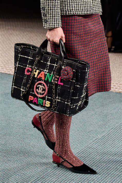 Zapatos de tacón chupete en la pasarela de Chanel Otoño 2022-2023