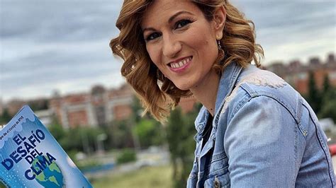 Fotografía de Nuria Seró sonriendo, visiblemente embarazada, en un evento público