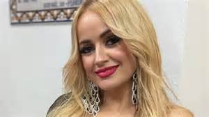 Fotografía de La Húngara en su juventud, con un estilo que evoca sus inicios en el mundo de la música.