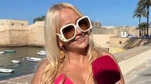 Infografía que muestra la discografía completa de La Húngara, con portadas de álbumes y años de lanzamiento.