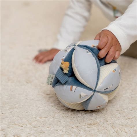 Bebé explorando una pelota Montessori de tela