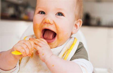 bebé comiendo papilla de frutas