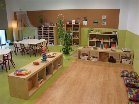 Foto temática: niño en un aula de educación infantil con juguetes