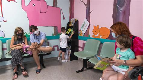 Niño llorando en la sala de espera del pediatra mientras un padre lo consuela