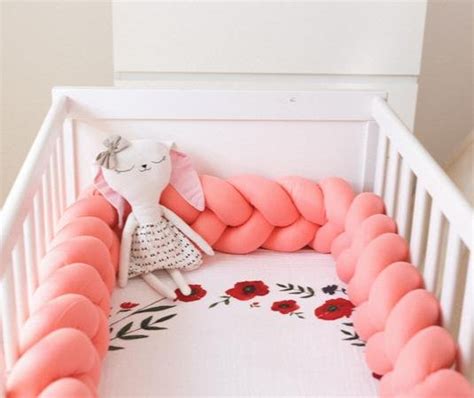 Imagen mostrando diferentes tipos de protectores de cuna (chichoneras).