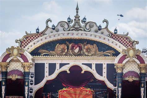Escenario principal de Tomorrowland con efectos visuales