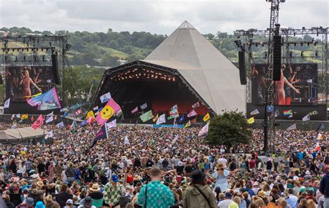 Vista aérea del festival de Glastonbury con múltiples escenarios y campamentos