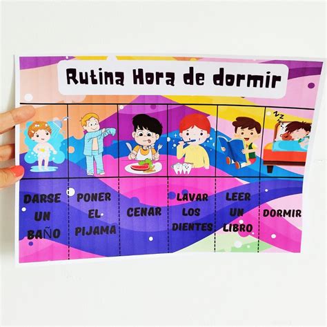 Imagen de una rutina relajante a la hora de dormir para bebés: baño, cuento, abrazo.