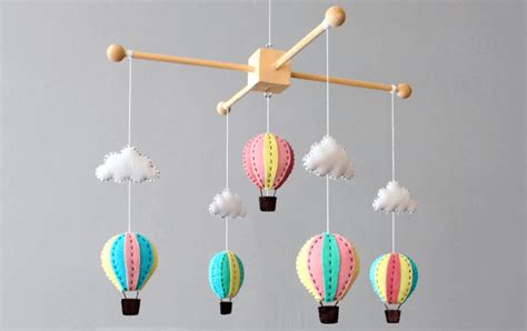 Primer plano de los peluches del carrusel de cuna