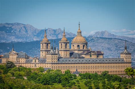 Ilustración arquitectónica del Monasterio de El Escorial con las adiciones de Villanueva