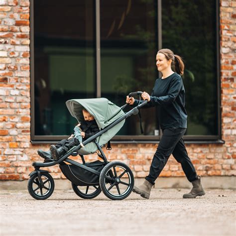 Foto de la silla de paseo Thule Urban Glide 3 en acción, con una persona corriendo