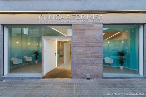 Foto de la entrada de un centro médico o de una calle con clínicas en A Coruña