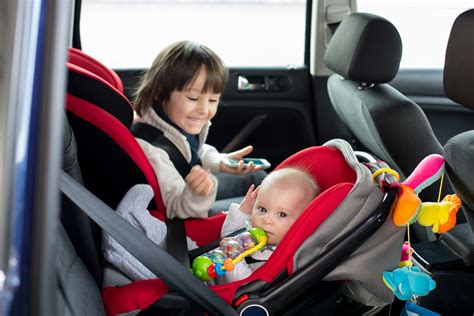 Foto temática de un bebé en una silla de coche