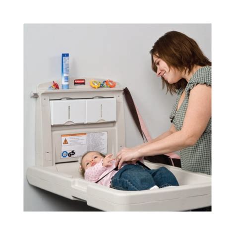 Imagen de una estación de cambio de pañales organizada con todos los suministros necesarios.