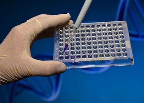 Imagen de un laboratorio con pruebas de ADN, representando la importancia de la ciencia en la determinación de la paternidad.