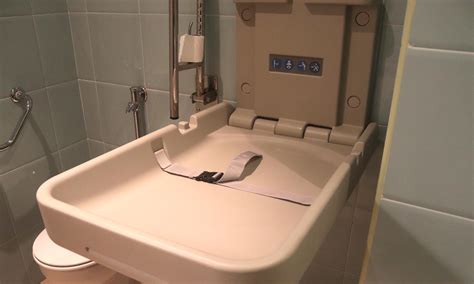 Foto de un cambiador de bebés instalado en un baño público
