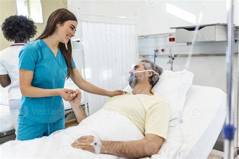 Consulta médica con paciente y profesional de la salud