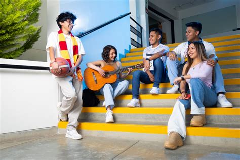 Estudiantes participando en actividades extracurriculares en un colegio de EE. UU.