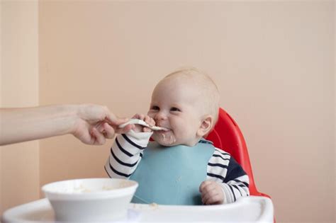 bebé comiendo papilla con cuchara de silicona