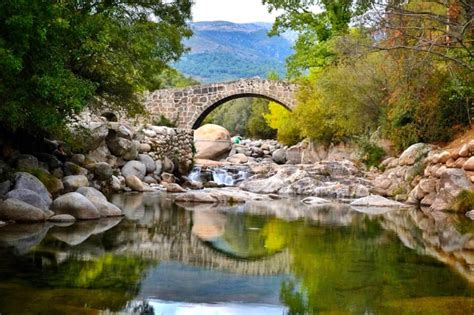 Paisaje panorámico de Jarandilla de la Vera con la Sierra de Gredos al fondo