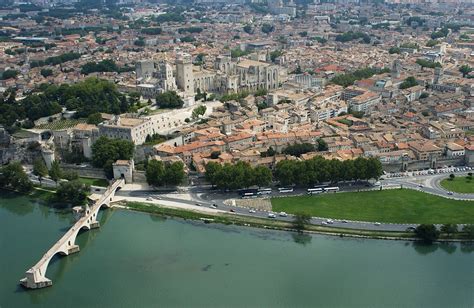 Vista aérea del Palacio de los Papas y el Puente de Saint-Bénézet en Aviñón