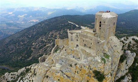 Fotografía del Castillo de Quéribus dominando el paisaje de Corbières