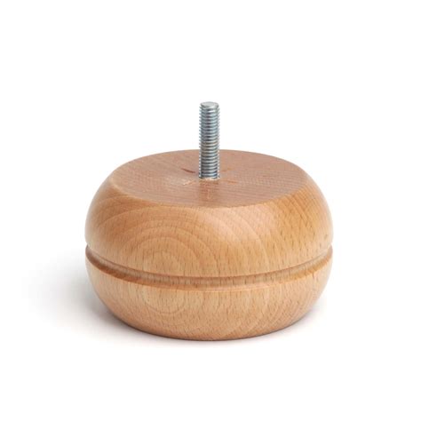 Detalle de las patas de madera de haya de una minicuna, con sistema de ruedas y freno