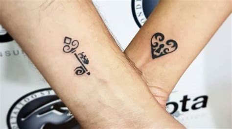 Diseños de tatuajes en pareja, como un candado y una llave, o piezas de puzle