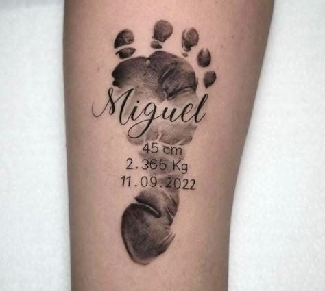 Diseño de tatuaje de un chupete con el nombre del bebé y huellas de manos o pies