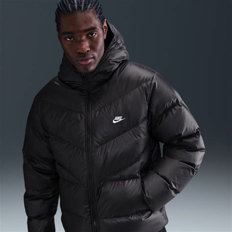 Galería de imágenes mostrando diferentes estilos de chaquetas Nike para niños: Windrunner, plumíferos y modelos con estampados.