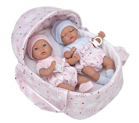 Capazo de juguete para muñecos gemelos con diseño infantil de nubes, lunas y estrellas en tonos rosas.