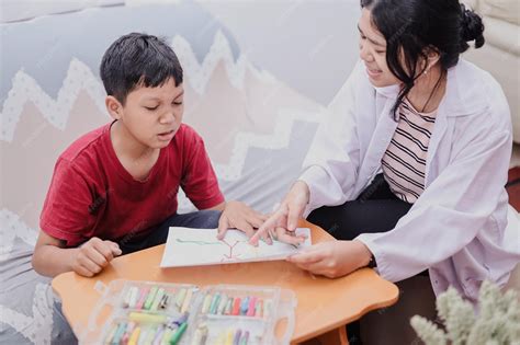 Foto temática de un niño interactuando con un profesional de la salud o un entorno educativo