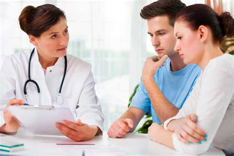 Foto de una pareja en consulta con un profesional de la salud mental