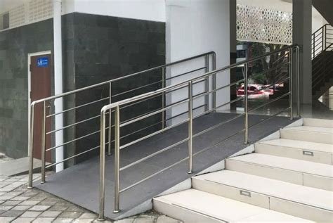 Fachada del Consultorio Pinedo con rampa de acceso