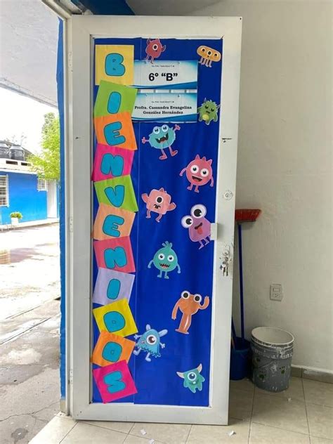 Puerta de aula decorada de forma creativa y educativa con nombres de alumnos