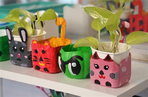 Decoración de aula utilizando materiales reciclados, como botellas o cartones
