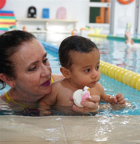 Foto: bebés y padres en una sesión de matronatación con materiales didácticos