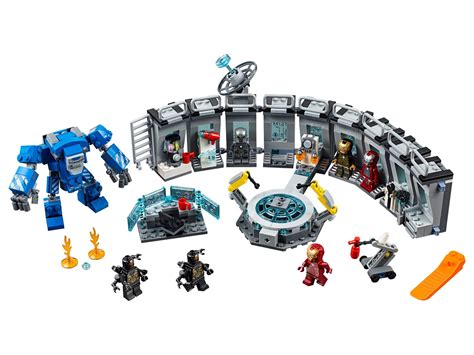 Esquema o foto detallada de la sala de armaduras de Iron Man LEGO con minifiguras y accesorios