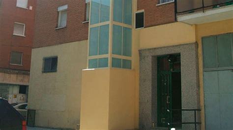 Diagrama mostrando las diferentes ubicaciones posibles para la silla del coche en el asiento trasero y delantero