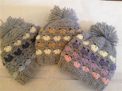 Foto temática de varios gorros de bebé de ganchillo de diferentes colores y texturas