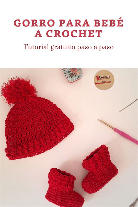 Foto de un conjunto de bebé a ganchillo, con gorro y botitas en color rosa pálido y punto abanico