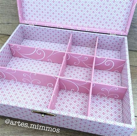 Diseño de cajas forradas elegantes en tonos azules y neutros ideales para regalos de nacimiento